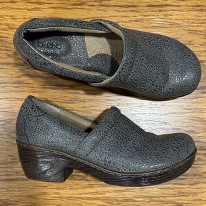*BOC* Gray Textured Clogs Size 9.5
